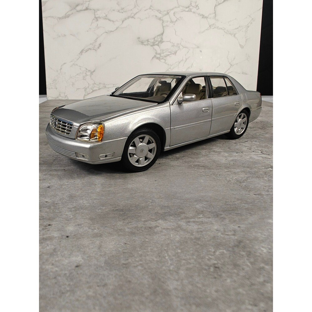 Maisto Diecast 2000 Cadillac DeVille DTS 1/18 Scale Metallic Silver *Read Desc*
